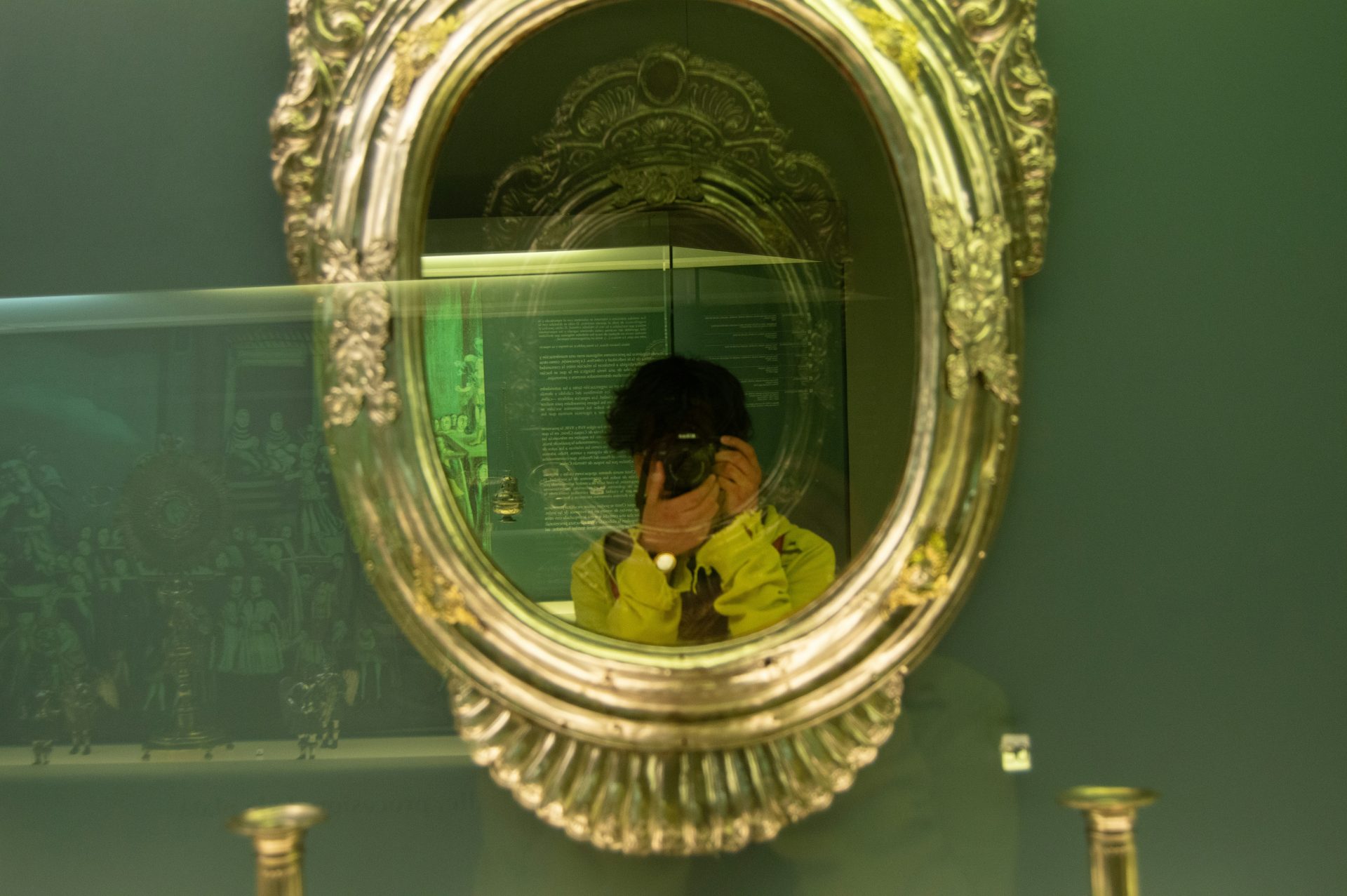 Reflet flou dans un miroir illustrant la distorsion de la perception de soi et la romantisation de la réalité